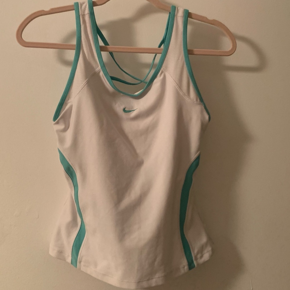 Small nike dri fit tank with built in bra